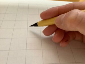 筆ペンを寝かせて持つ